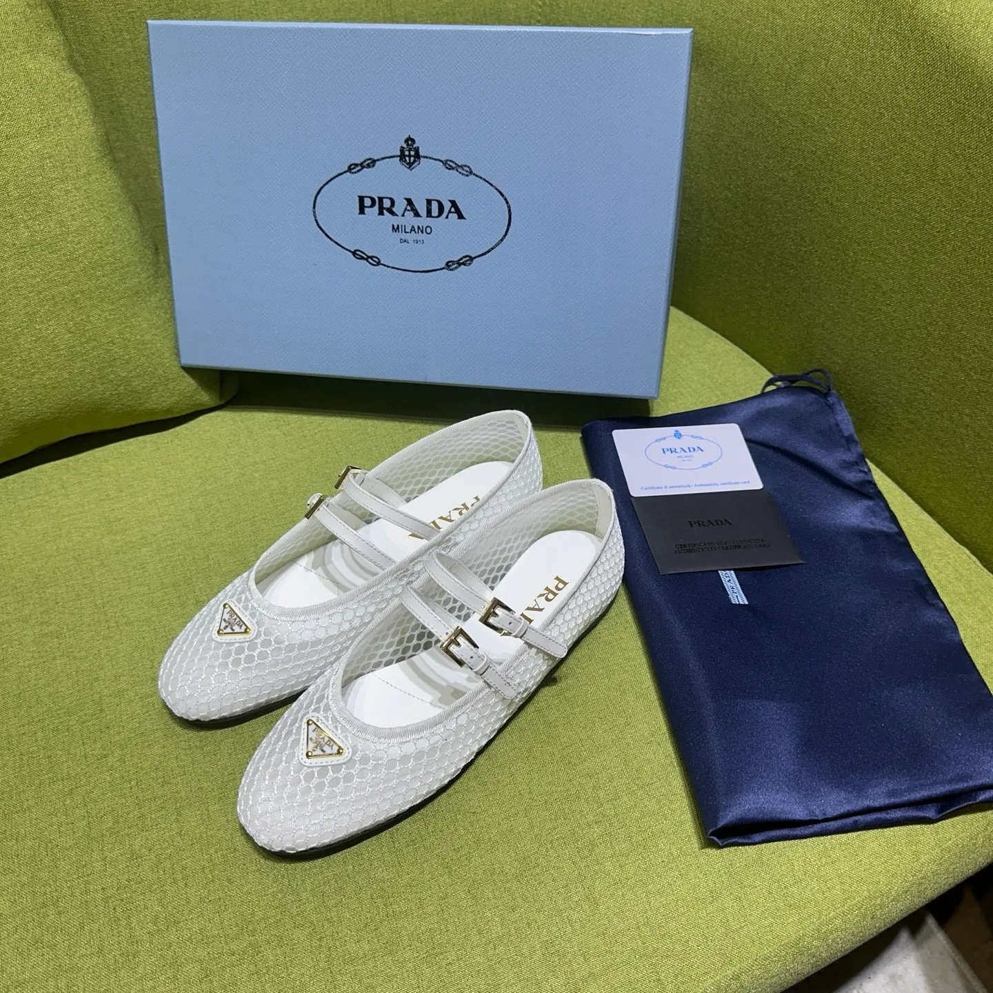 👟👟Ex-factory price 500👟👟 Prada 25ss new style for early spring🔥🔥✨ 🌟 Recommended by major bloggers in Xiaohongshu, developed 1-1 to highlight classic charm. Open molded outsole. Imported mixed breed sheep lining. These ballet flats have a feminine silhouette and classic details for a sophisticated and timeless style. The mesh fabric is reinterpreted with lace patterns, which is delicate and unique. The upper is embellished with a narrow band and an engraved logo metal buckle. Enamel-coated triangular metal logo. 5mm one-piece rubber sole, decorated with hot-stamped logo. Code number: 35 to 42 (40-42 customized, non-refundable)